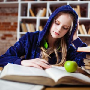 Português 7º Ano Fundamental – Os pronomes: pronomes pessoais, pronomes demonstrativos, pronomes relativos, pronomes possessivos, pronomes interrogativos e pronomes indefinidos.