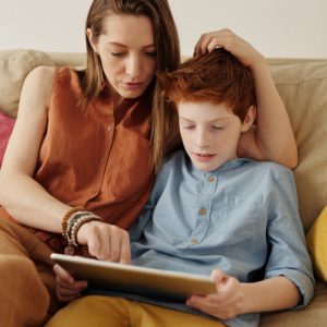 Português 7º Ano Fundamental – Transitividade verbal: verbos transitivos e intransitivos, objetos diretos e objetos indiretos.